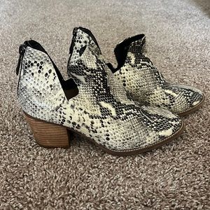Blonde size 8.5 gray snake print booties